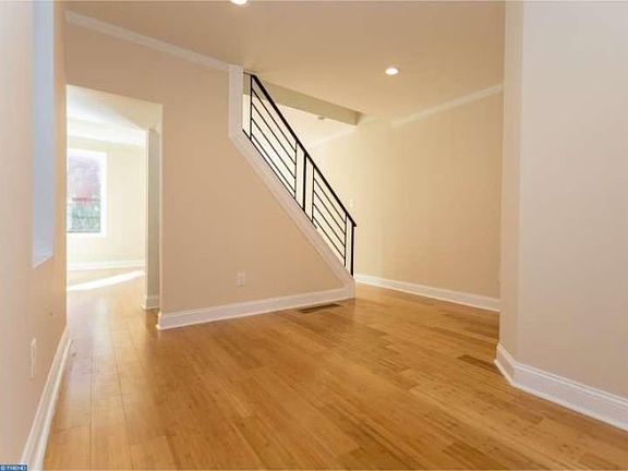 5th image of 415 E Wildey St
