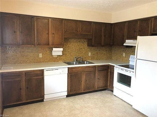 3rd image of 3406 Elmwood St #3406