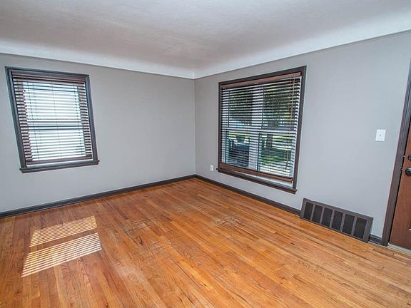 3rd image of 29924 Phillips Ave