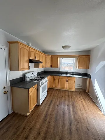 2 bed, 700 sqft, $2,600 — Photo 3
