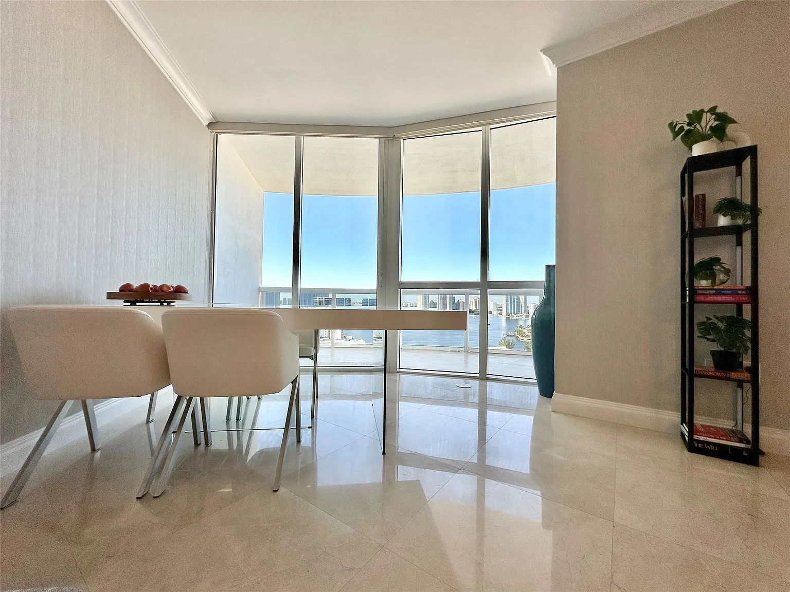 2 bed, 2.5 bath, 1649 sqft, $7,250 — Photo 4