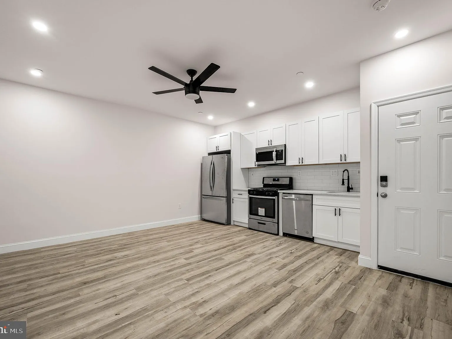 3 bed, 630 sqft, $2,400 — Photo 3