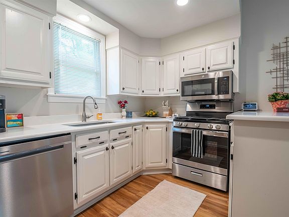 5th image of 627 Watson St