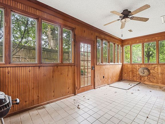 5th image of 1610 Hillcrest Dr