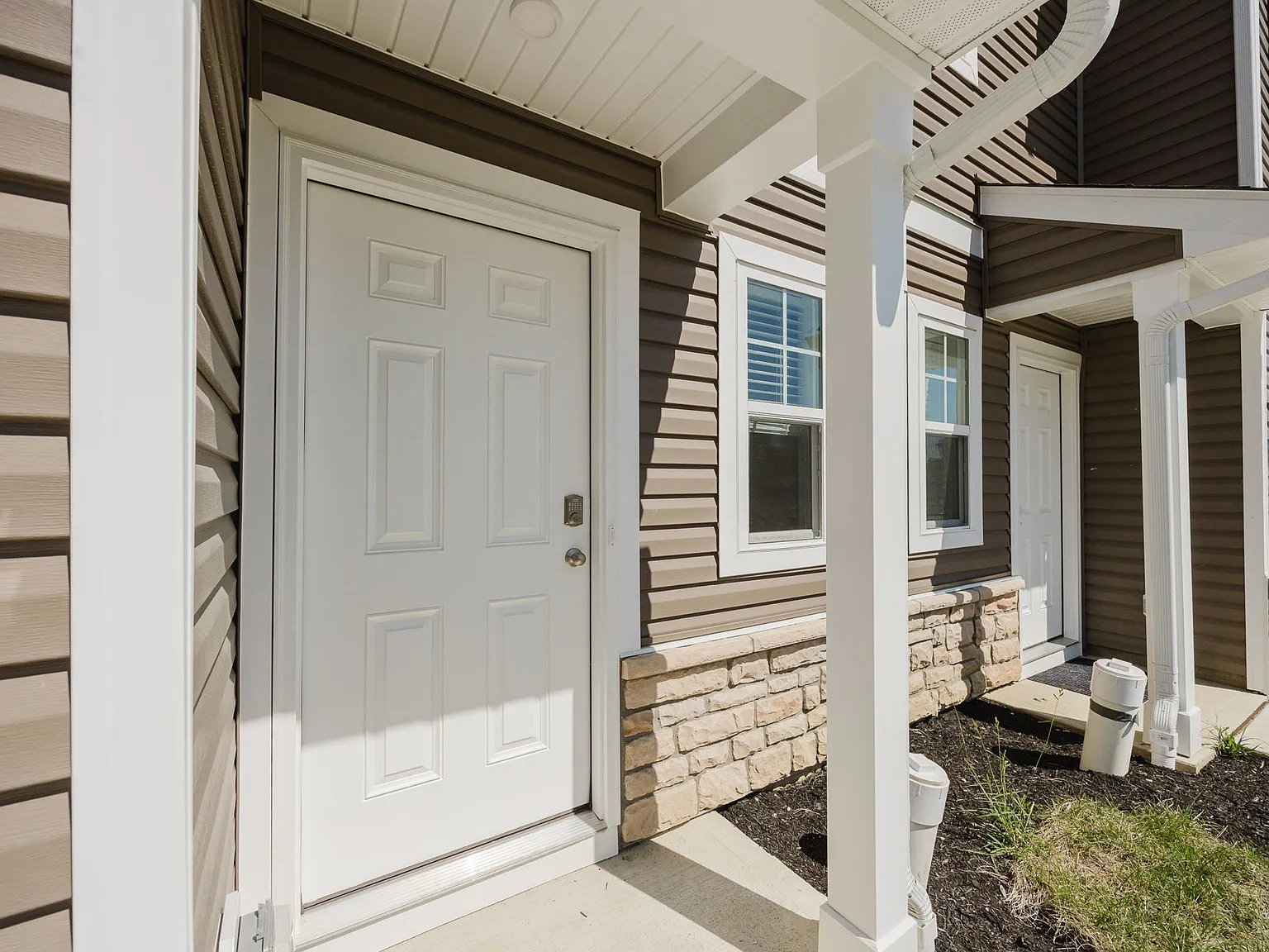 3 bed, 2.5 bath, 1418 sqft, $2,350 — Photo 3