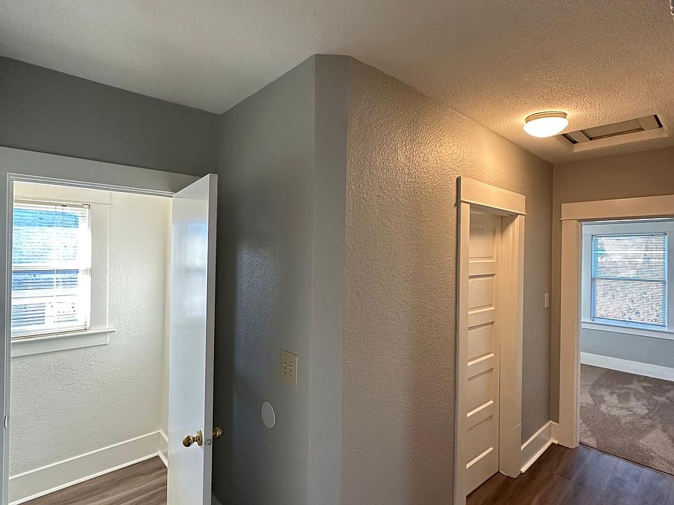 Entrance to the apartment. This pic also shows the hallway between the two bedrooms