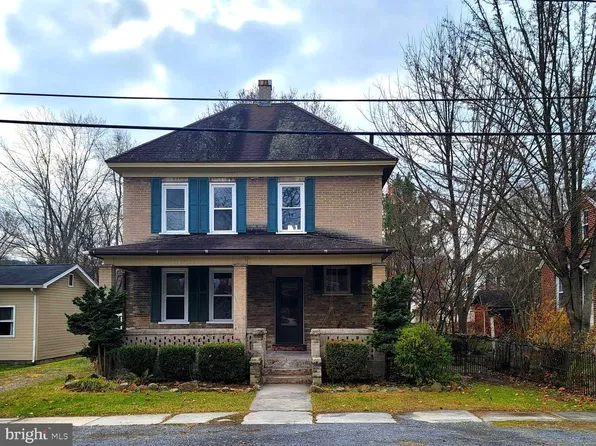 61 Broadway St, Berkeley Springs, WV 25411