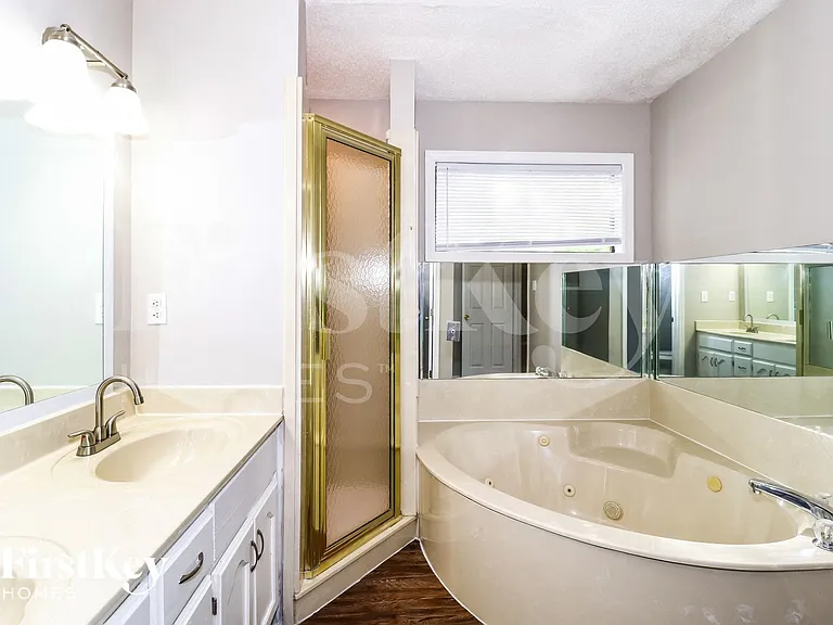 8686 Chris Suzanne Cir — Photo 10