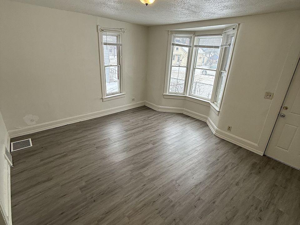 1st image of 74 Jessamine Ave W