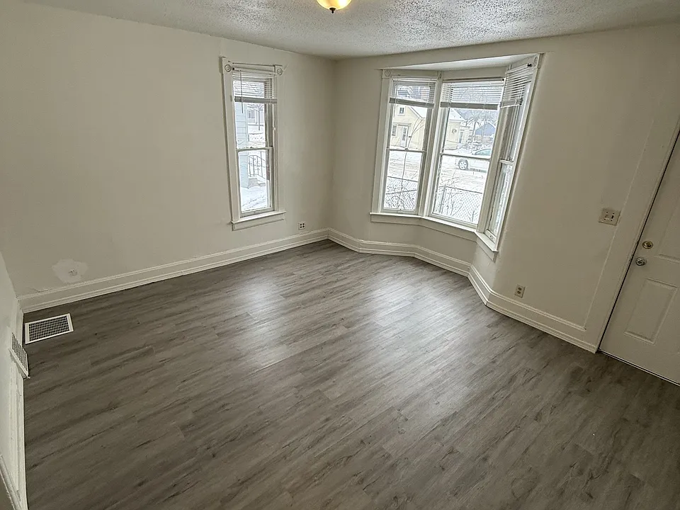 74 Jessamine Ave W