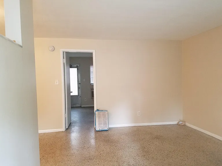 1604 SW 11th St — Photo 3