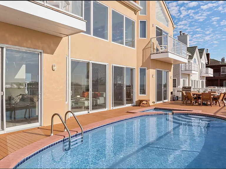 819 Dune Rd — Photo 2