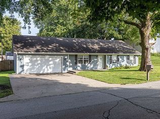 109 N 1st St, Savannah, MO 64485