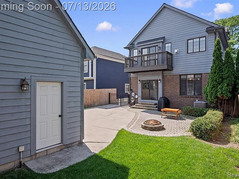 1049 Chapin Ave — Photo 40
