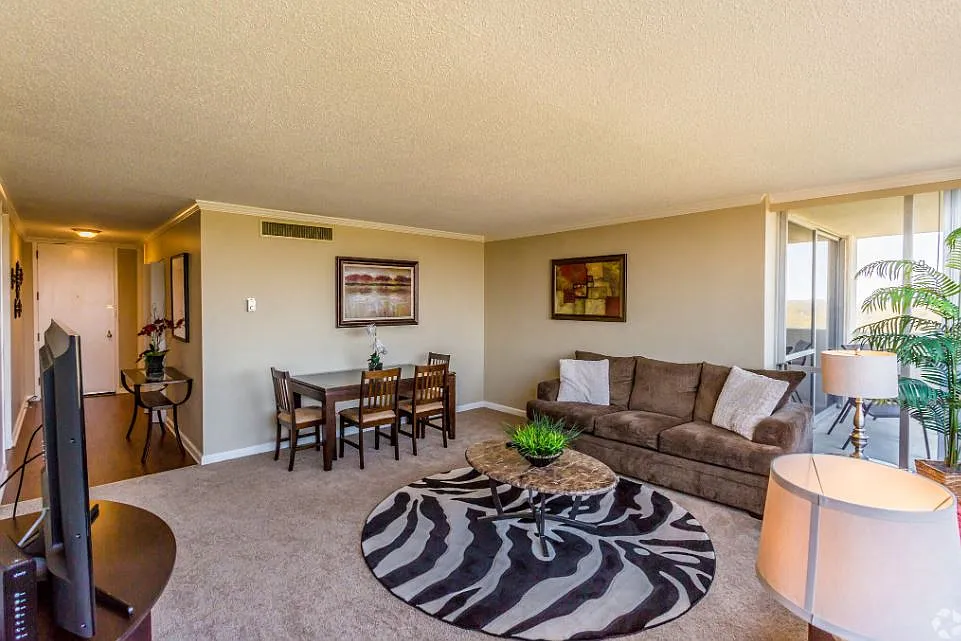 The Lakewood House Apartments — Photo 4