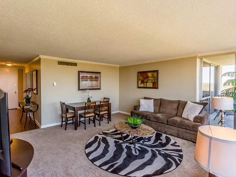 The Lakewood House Apartments — Photo 4
