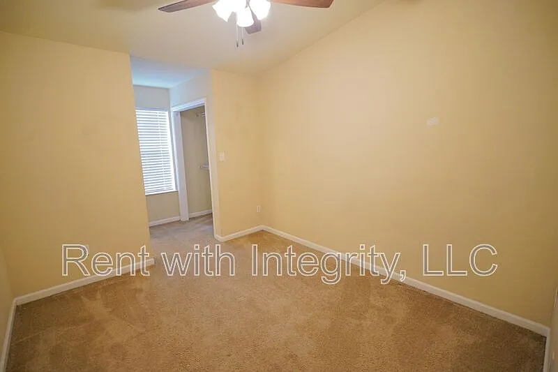 4 bed, 4.0 bath, 1500 sqft, $1,800 — Photo 3