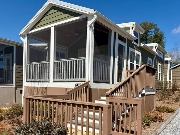 119 Breezy Meadow Ln, Flat Rock, NC 28731