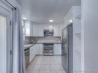 Building Photo - 4323 E 68th St #514