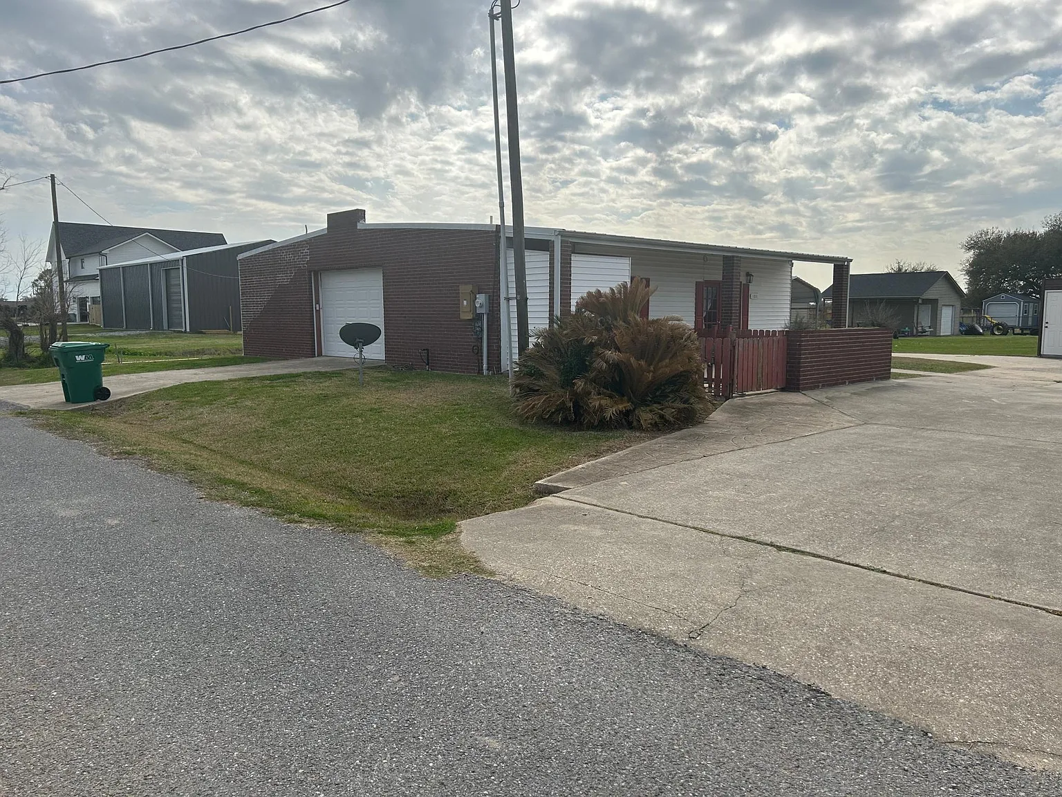 1011 Lake Land St — Photo 2