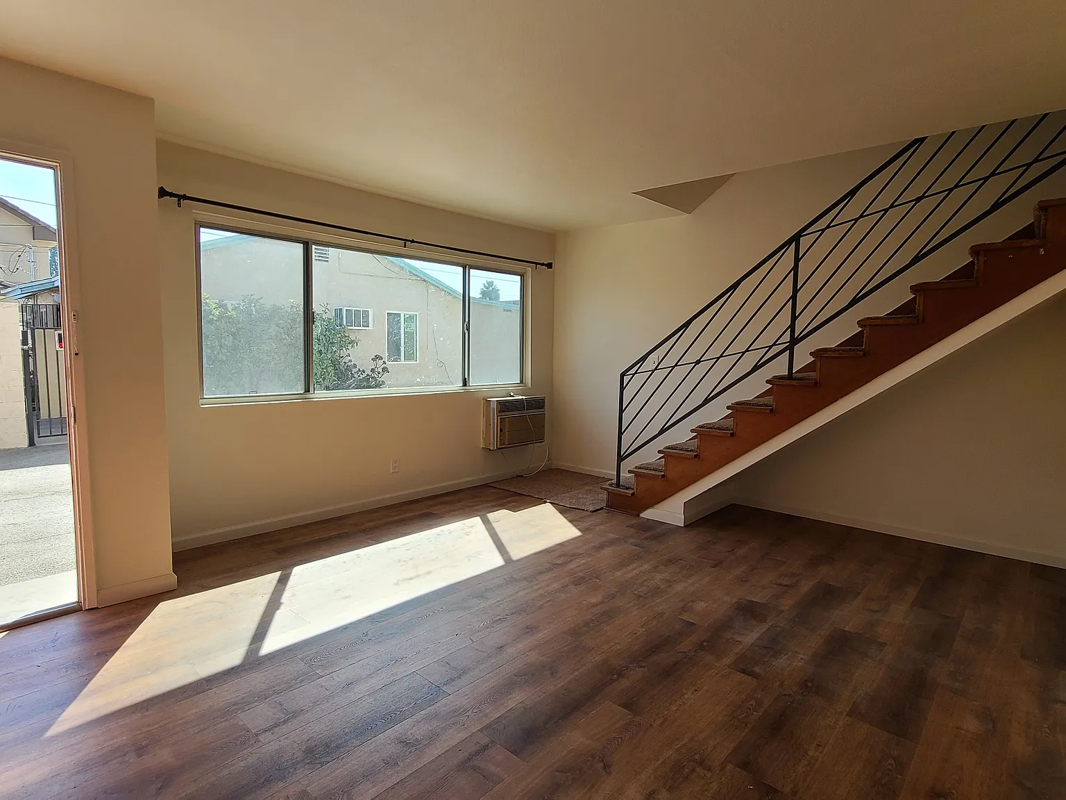 2 bed, 800 sqft, $2,300 — Photo 2