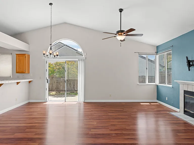 957 McCoy Creek Cir — Photo 3