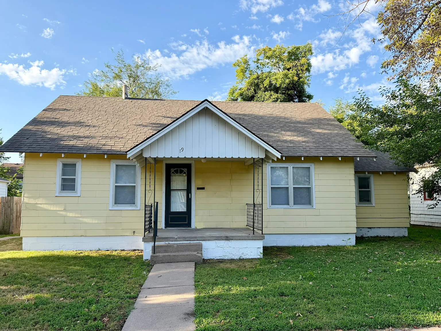 3 bed, 1096 sqft, $975 — Photo 1