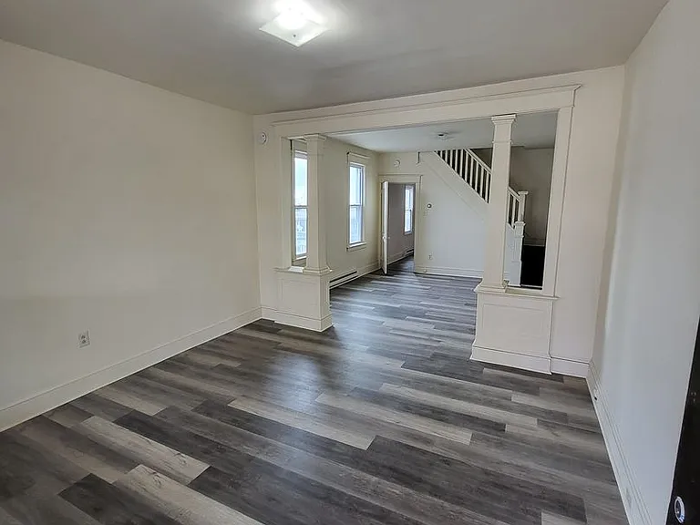 300 W Spruce St — Photo 2