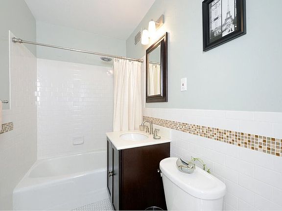 4th image of 225 W 70th St APT 6E