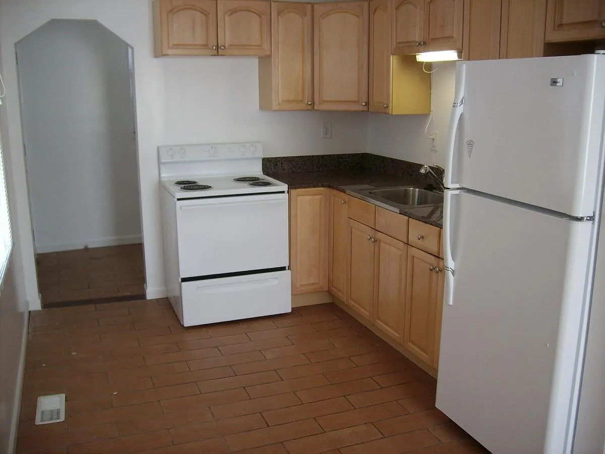1705 College St photo 1