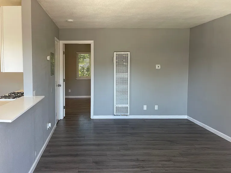 940 N San Joaquin Street — Photo 8