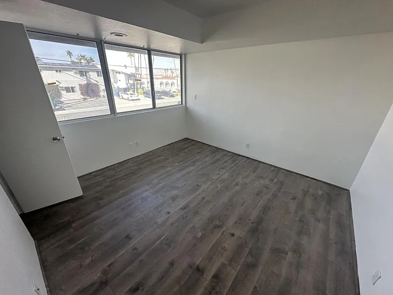 2286 N Junipero Ave — Photo 23