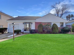 6922 261st St, Glen Oaks, NY 11004