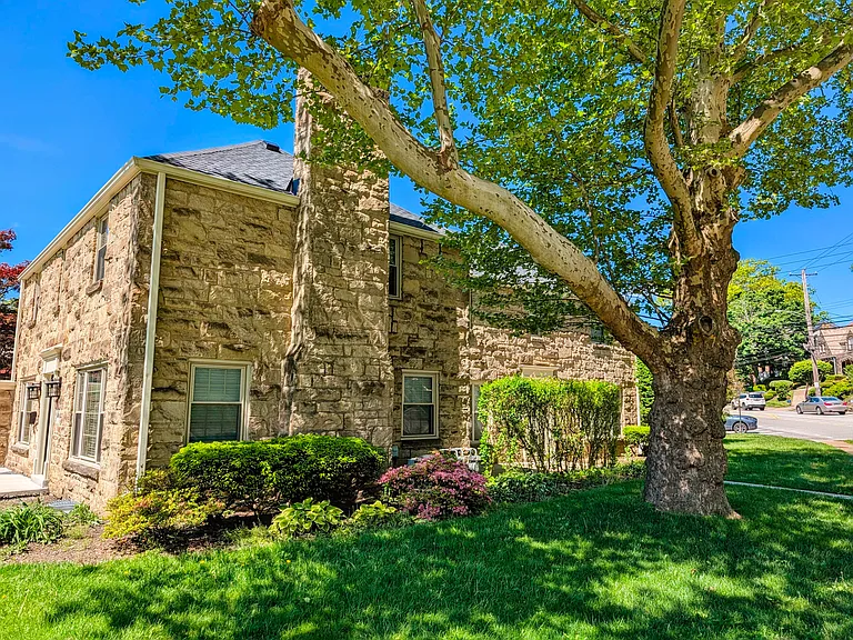 1255 Cochran Rd — Photo 2