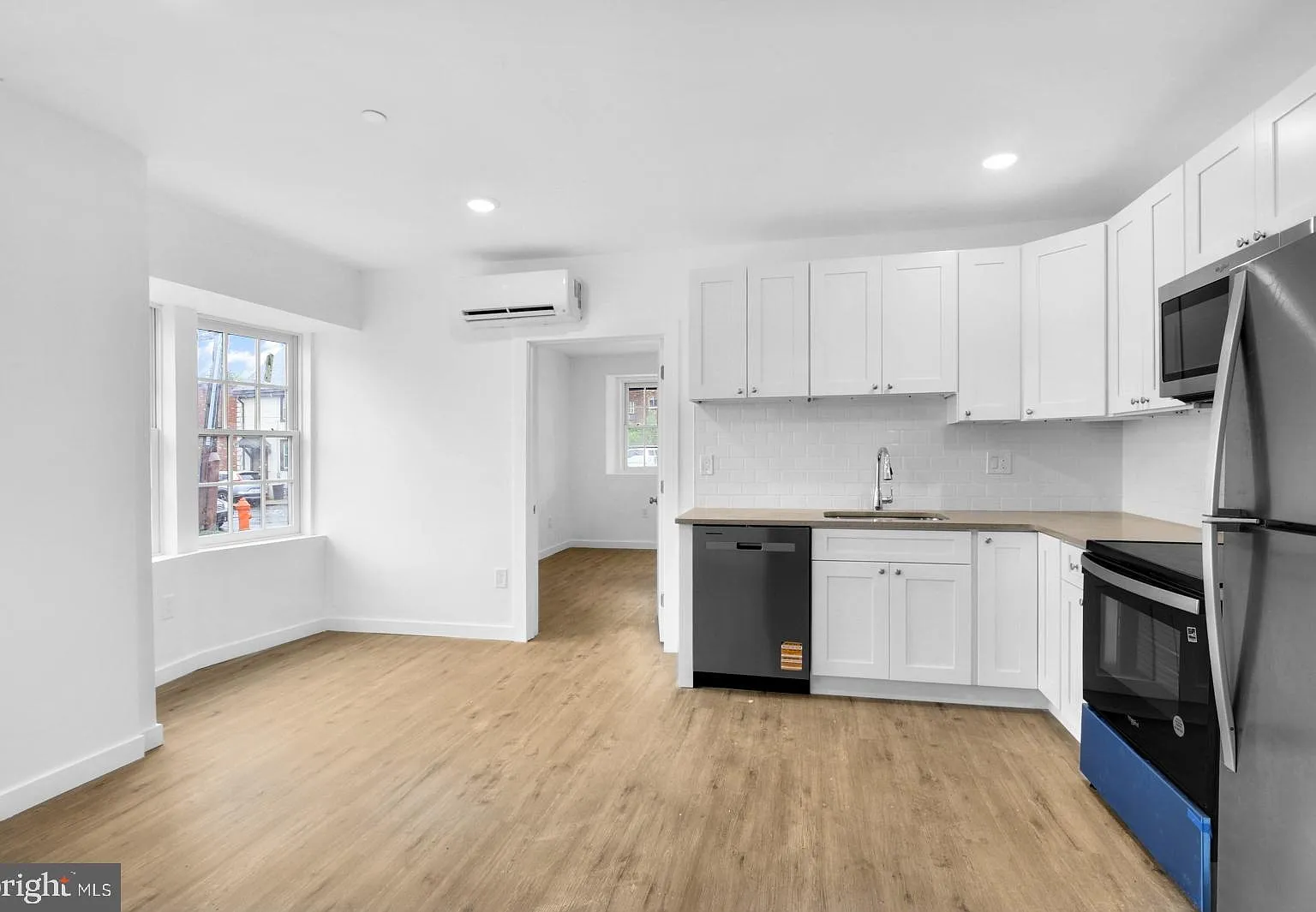 1 bed, 1.0 bath, $1,295 — Photo 2