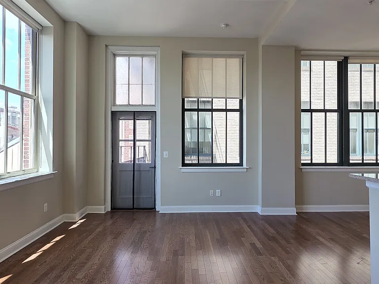 314-22 Walnut St #402 — Photo 12