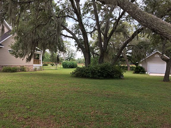 Side yard - detached garage