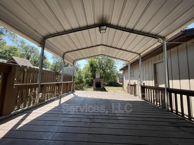 1119 E 39th Pl — Photo 3