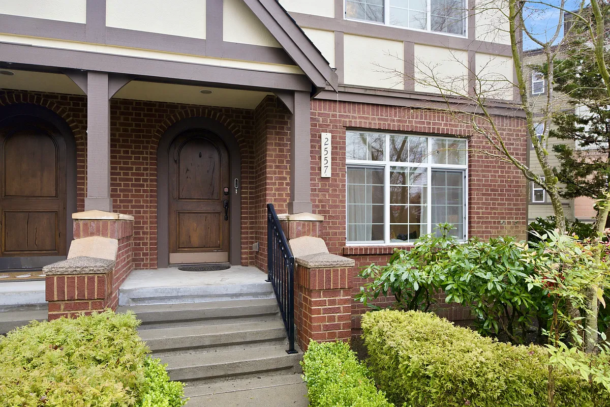 Building Photo - 2557 NE Park Dr
