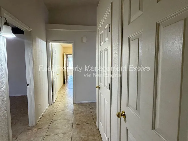 7816 N 54th Ln — Photo 18