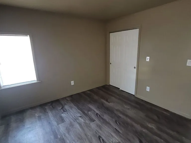 555 E Harmon Dr — Photo 8