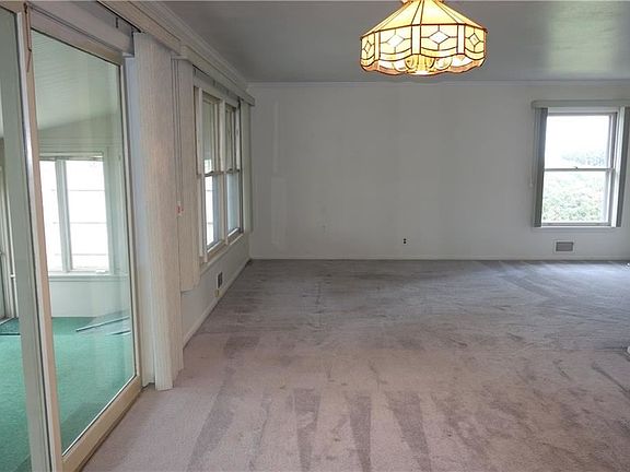 5th image of 26 Valley Brook Dr