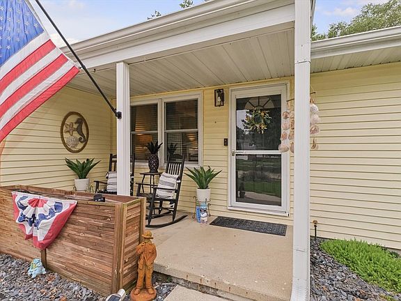 4th image of 2201 Clover Ln