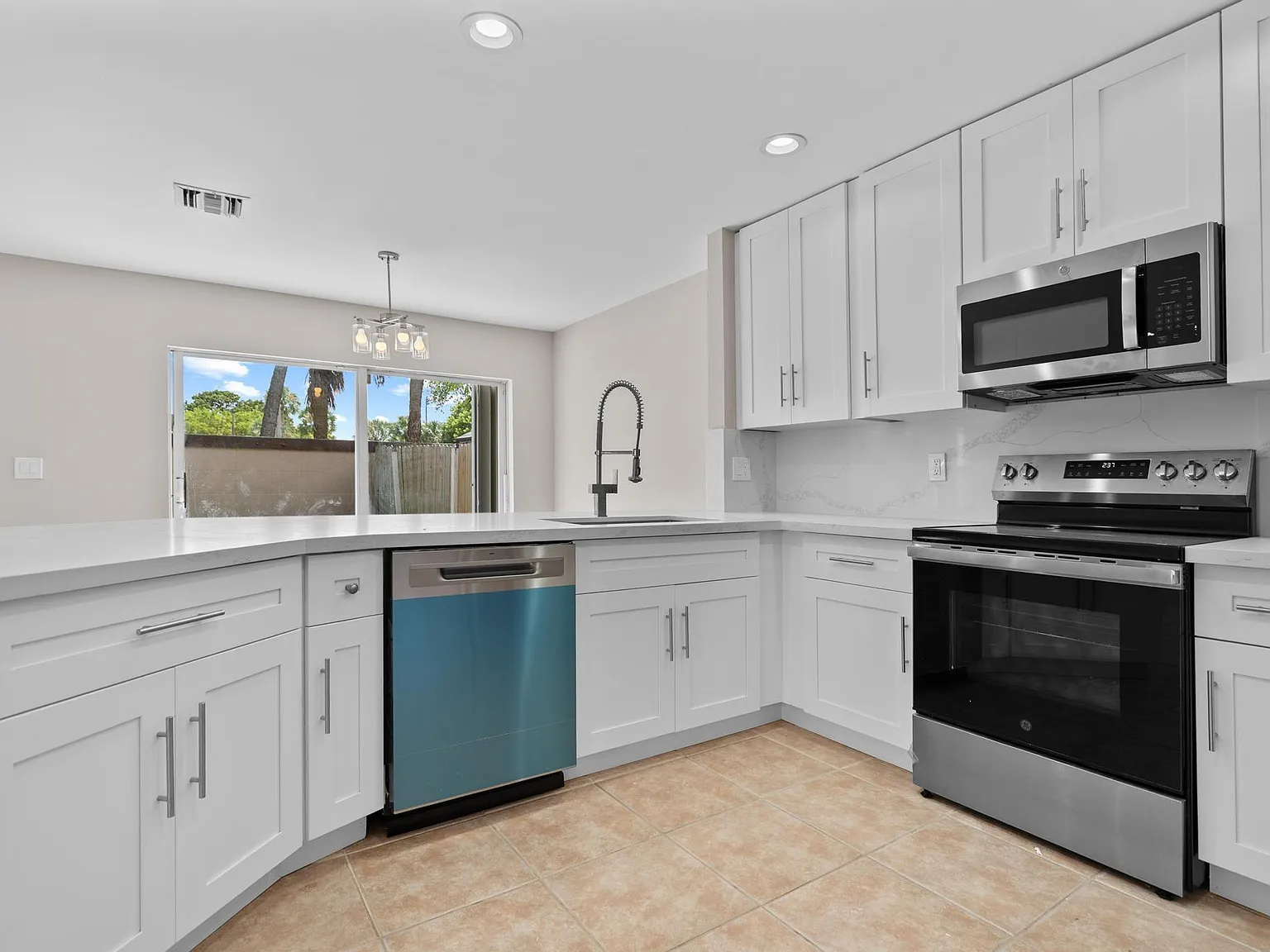 4 bed, 2.5 bath, 2100 sqft, $4,400 — Photo 4