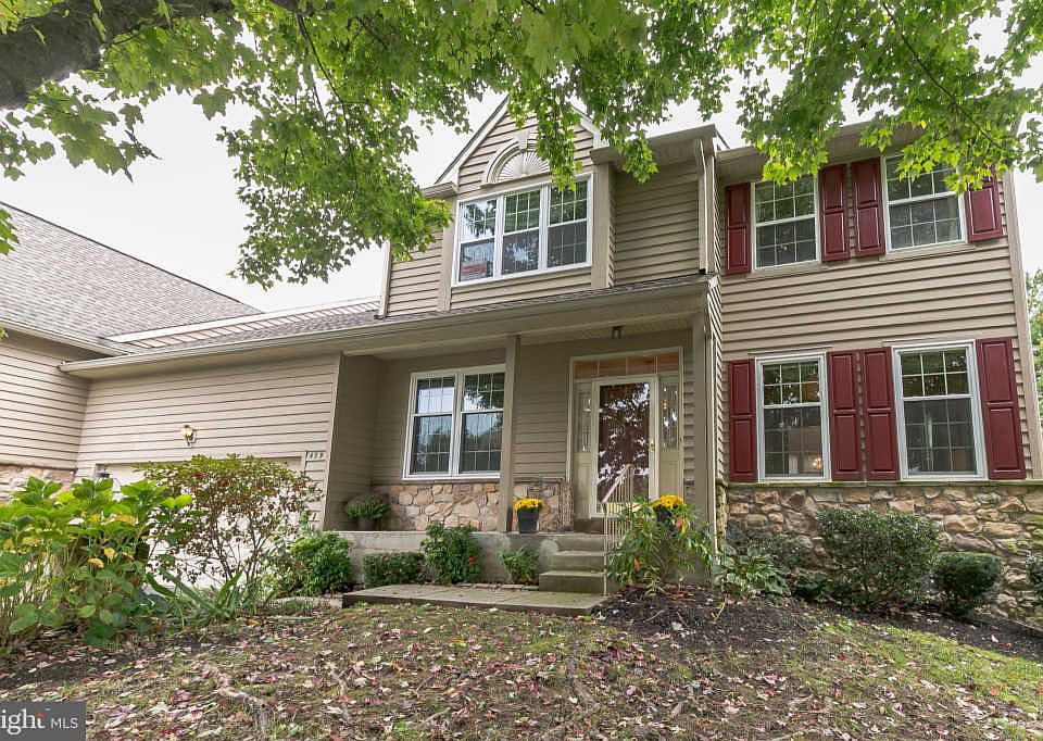 1st image of 459 Crescent Dr