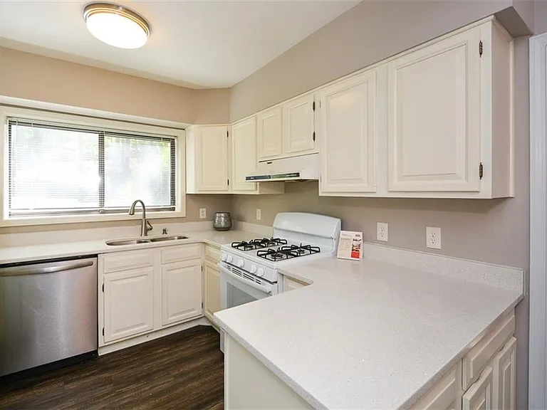 607 Lismore SE — Photo 16