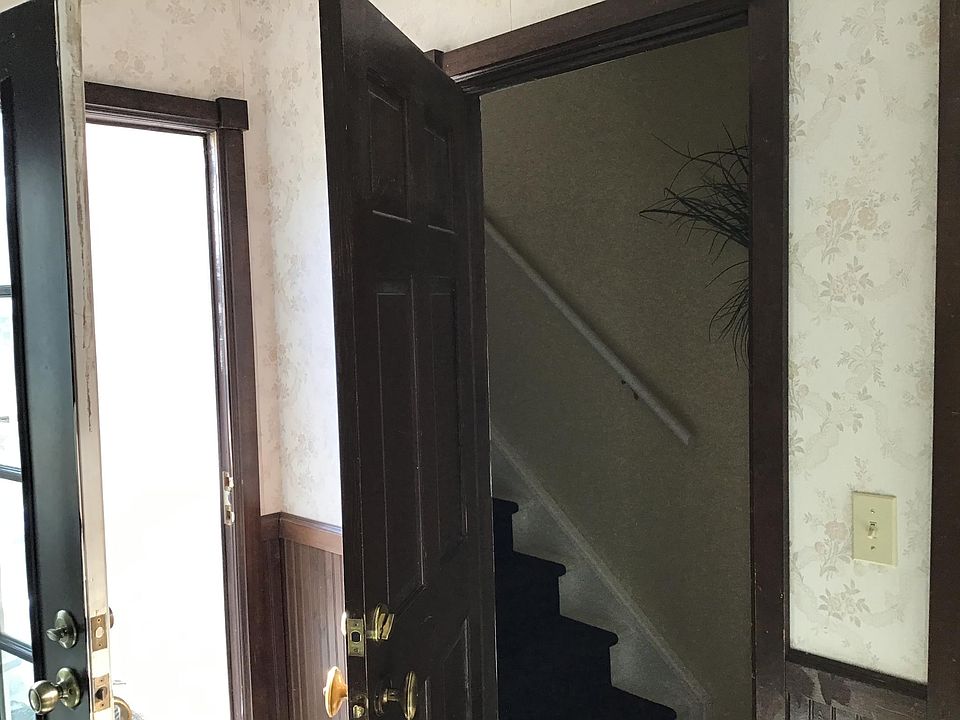 Enclosed foyer entrance to upstairs unit.