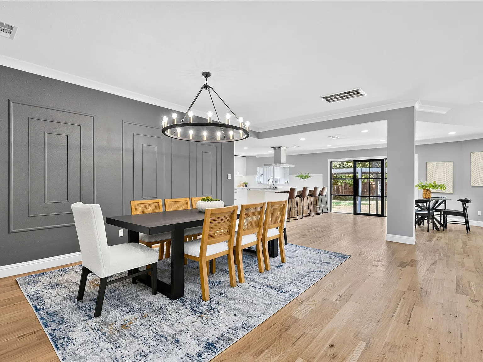 6 bed, 5271 sqft, $10,000 — Photo 4