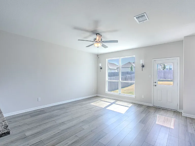 113 University Ave — Photo 8
