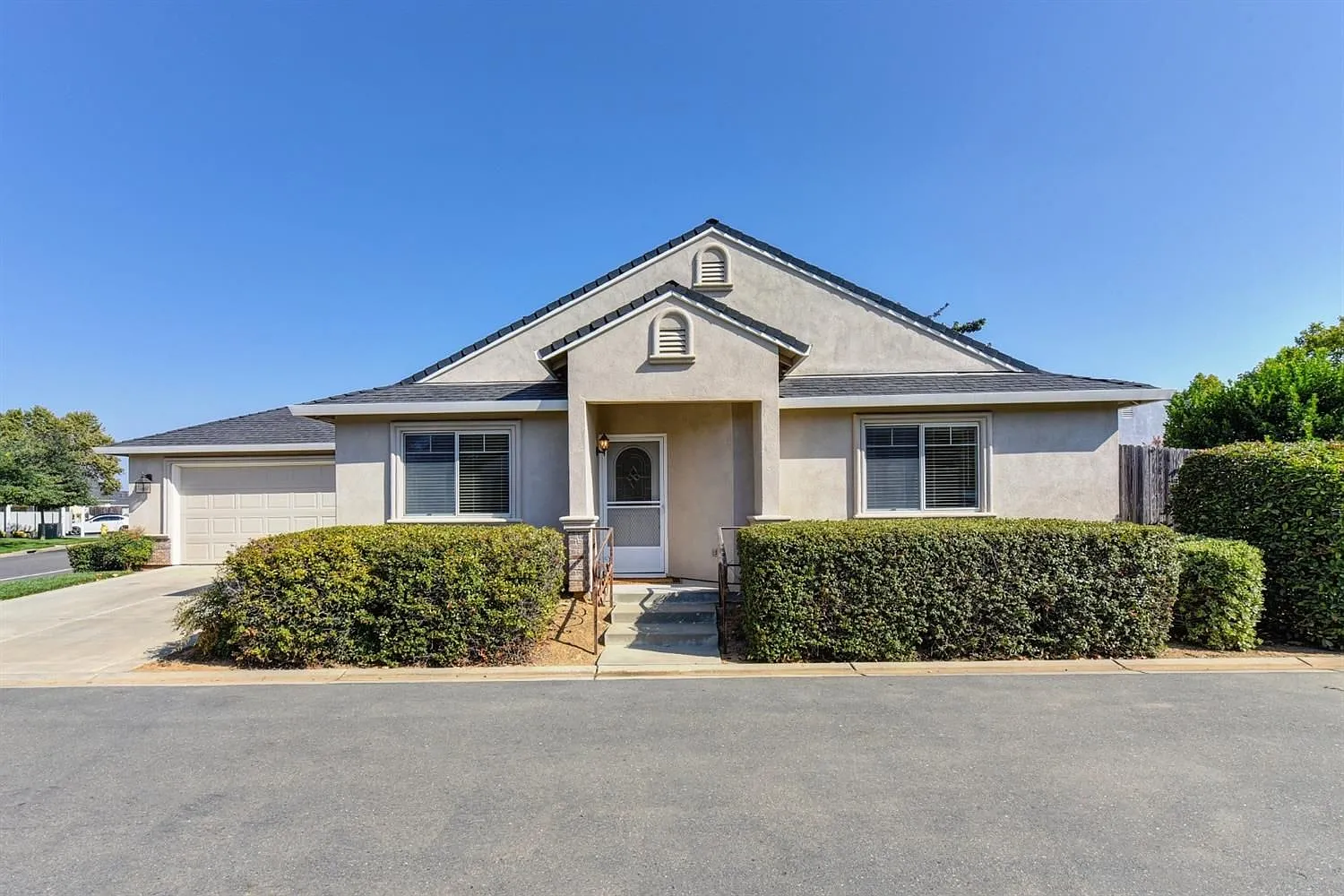 536 Village Dr photo 1